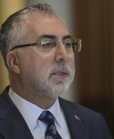 Bakan-Vedat-Isikhan-Calisma-Hayatinda-Sessiz-Bir-Devrim-Yaptik-featured
