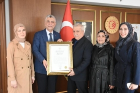 Bakan-Bolat8217tan-Pakistanli-Aileye-Jest-Yapan-Esnafa-Anlamli-Berat-featured